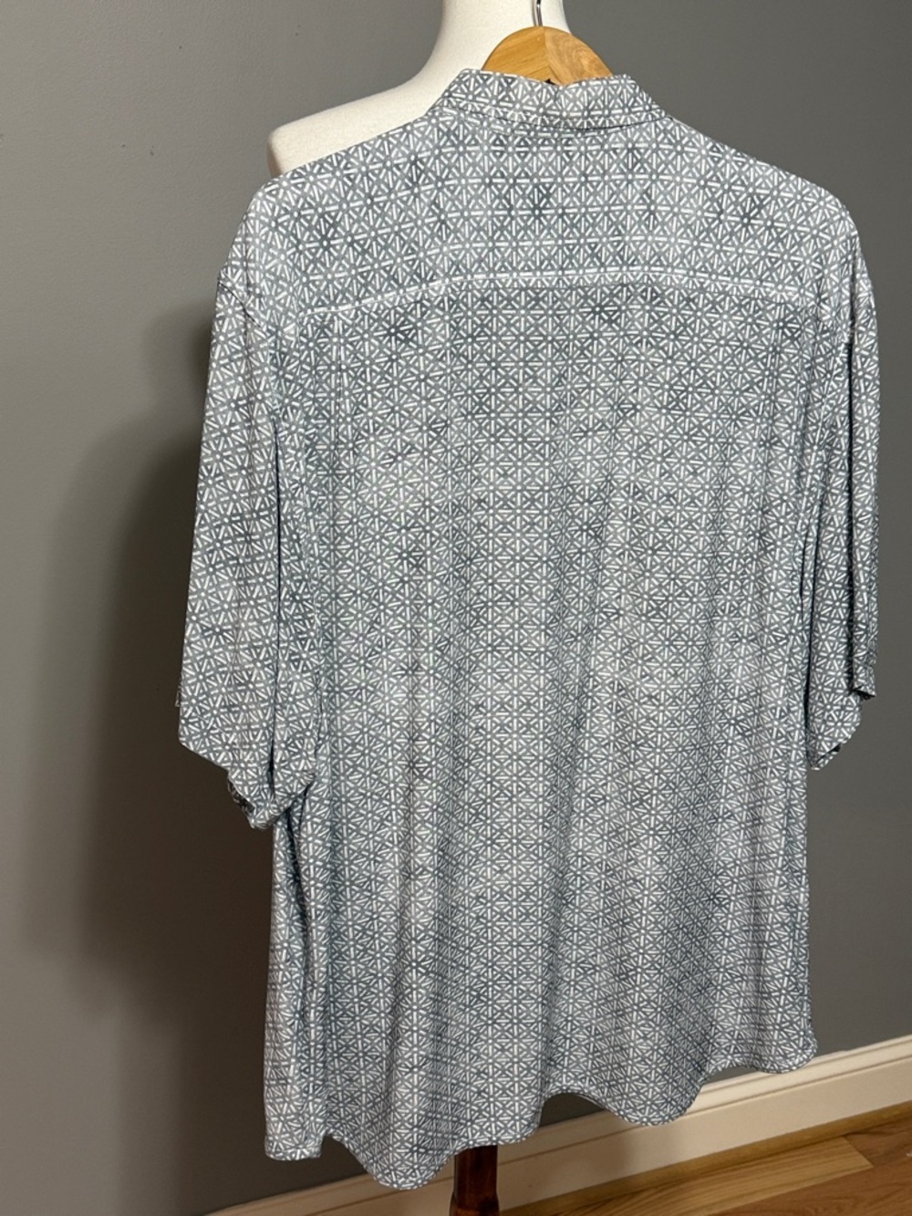 Tommy Bahama Gray Geometric Short-Sleeve Button-Down Shirt - XL - Picture 7 of 12